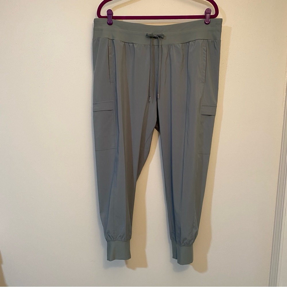 Calia Woman’s cargo pocket jogger